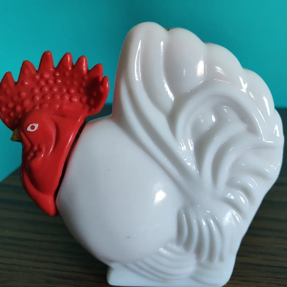 Vintage Avon Milk Glass Rooster Hand Lotion Bottle. (Empty) - Picture 2 of 6